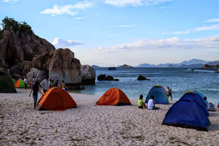 Cắm trại ở biển Hồ Cốc